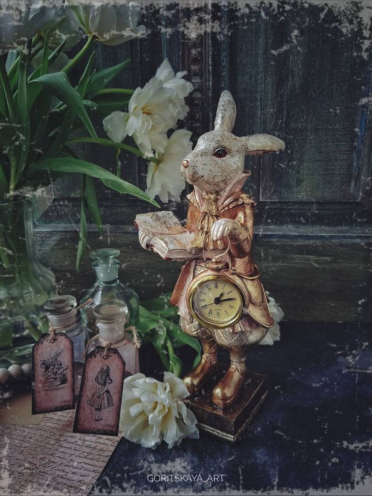 Фото Декоративна фігурка Золота дама-кролик з годинником 14.5*14*32см
