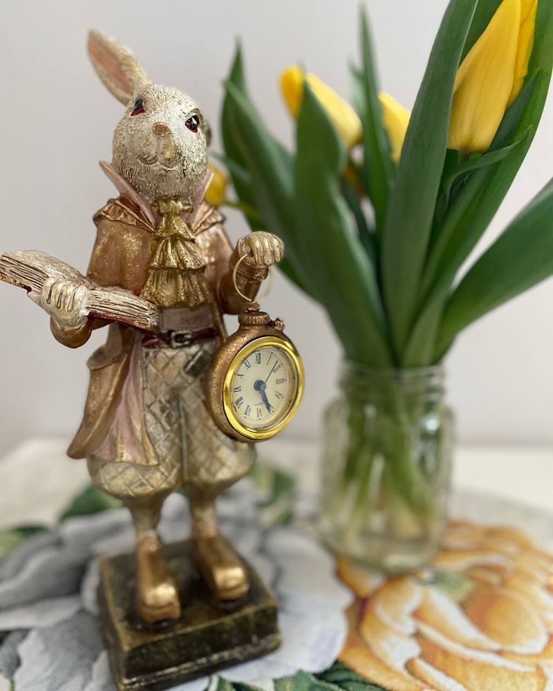 Фото Декоративна фігурка Золота дама-кролик з годинником 14.5*14*32см
