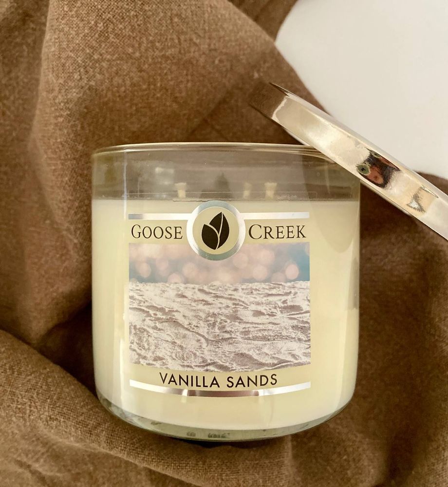 Фото Ароматическая соевая трехфитильная свечка Goose Creek Vanilla Sands 35+ часов