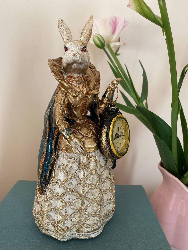 Фото Декоративная фигурка с часами дама-кролик 24.5 см