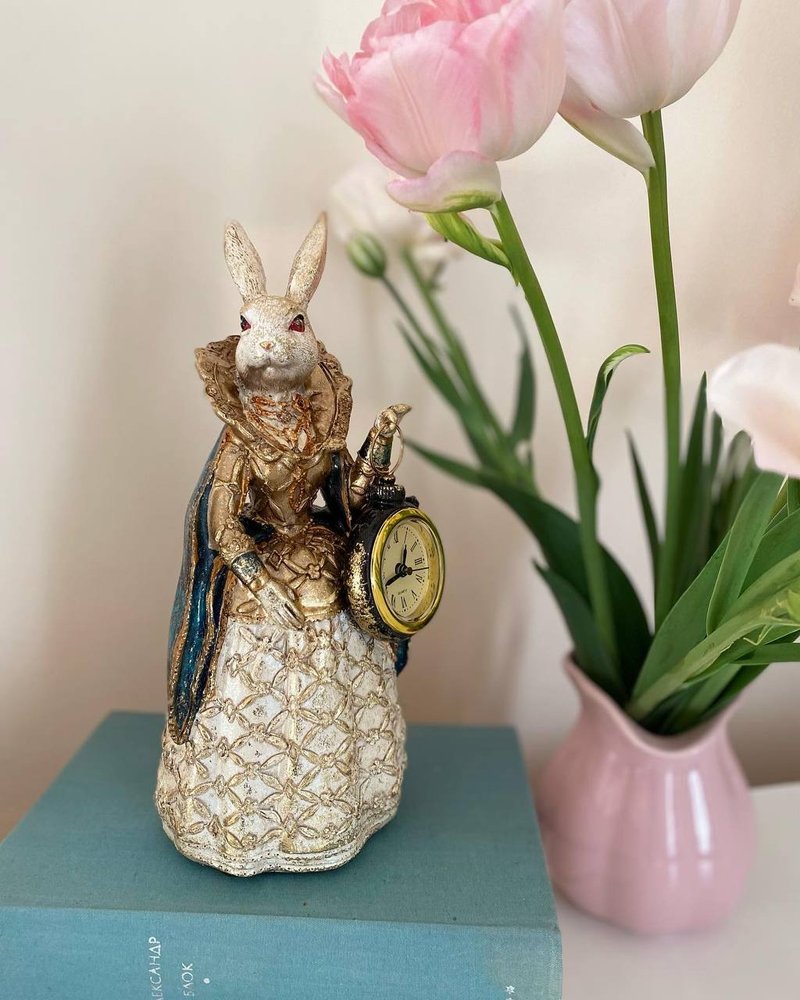 Фото Декоративна фігурка з годинником дама-кролик 24.5 см