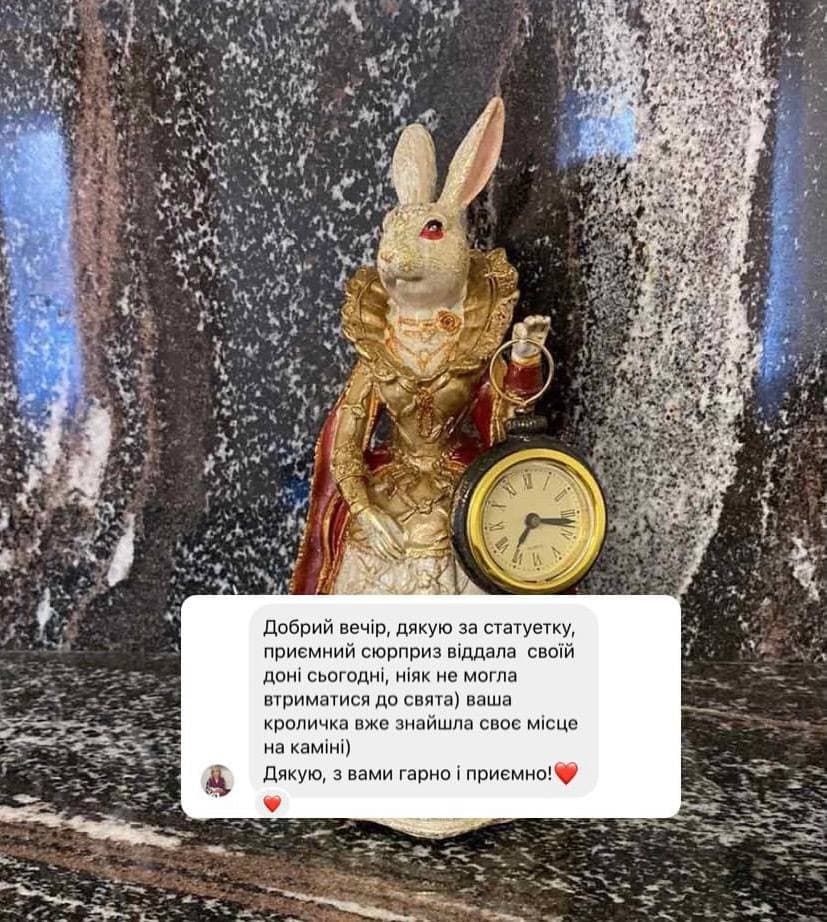 Фото Декоративна фігурка з годинником дама-кролик 24.5 см червона