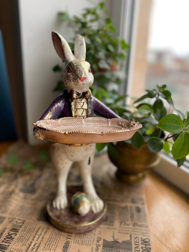 Фото Декоративная фигурка пасхальный кролик с подносом 29 см