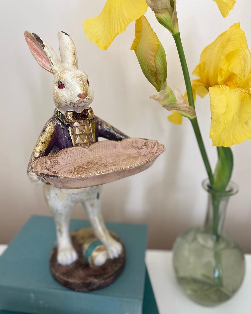Фото Декоративная фигурка пасхальный кролик с подносом 29 см