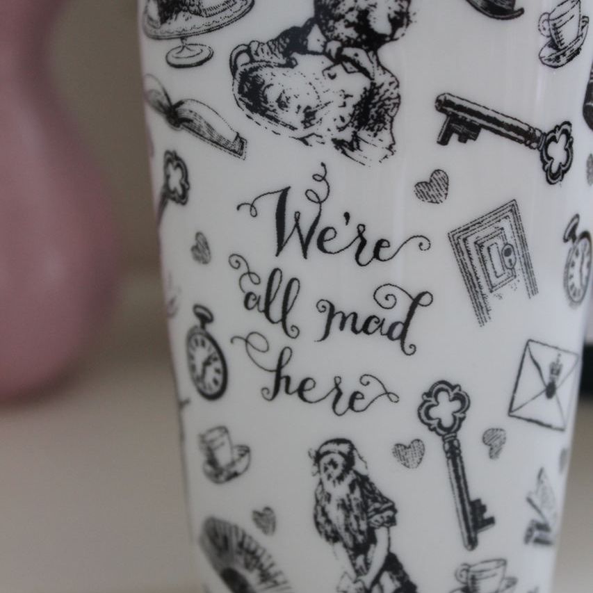Фото Фарфоровая чашка для путешествий Kitchen Craft Alice in Wonderland