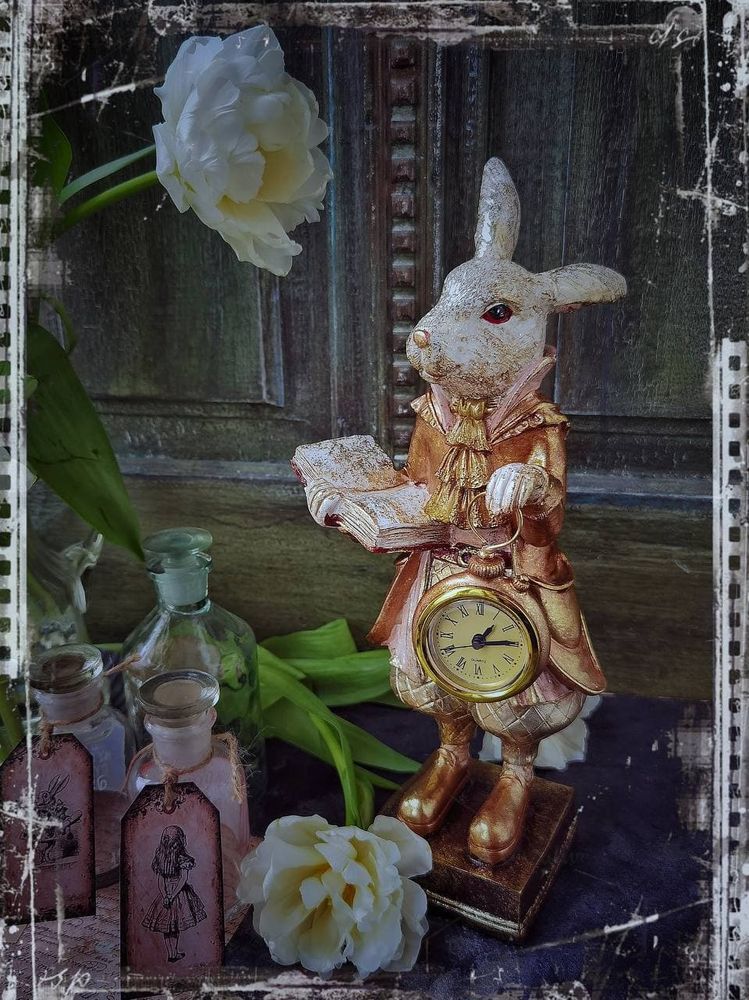 Фото Декоративная фигурка Золотая дама-кролик с часами 14.5*14*32см
