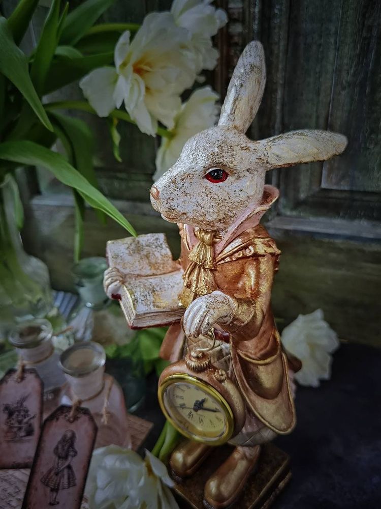 Фото Декоративная фигурка Золотая дама-кролик с часами 14.5*14*32см