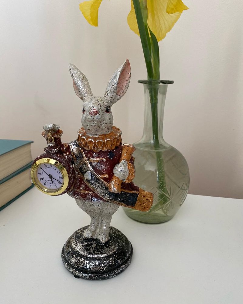 Фото Декоративна фігурка Білий кролик зі сувоєм та годинником 21 см