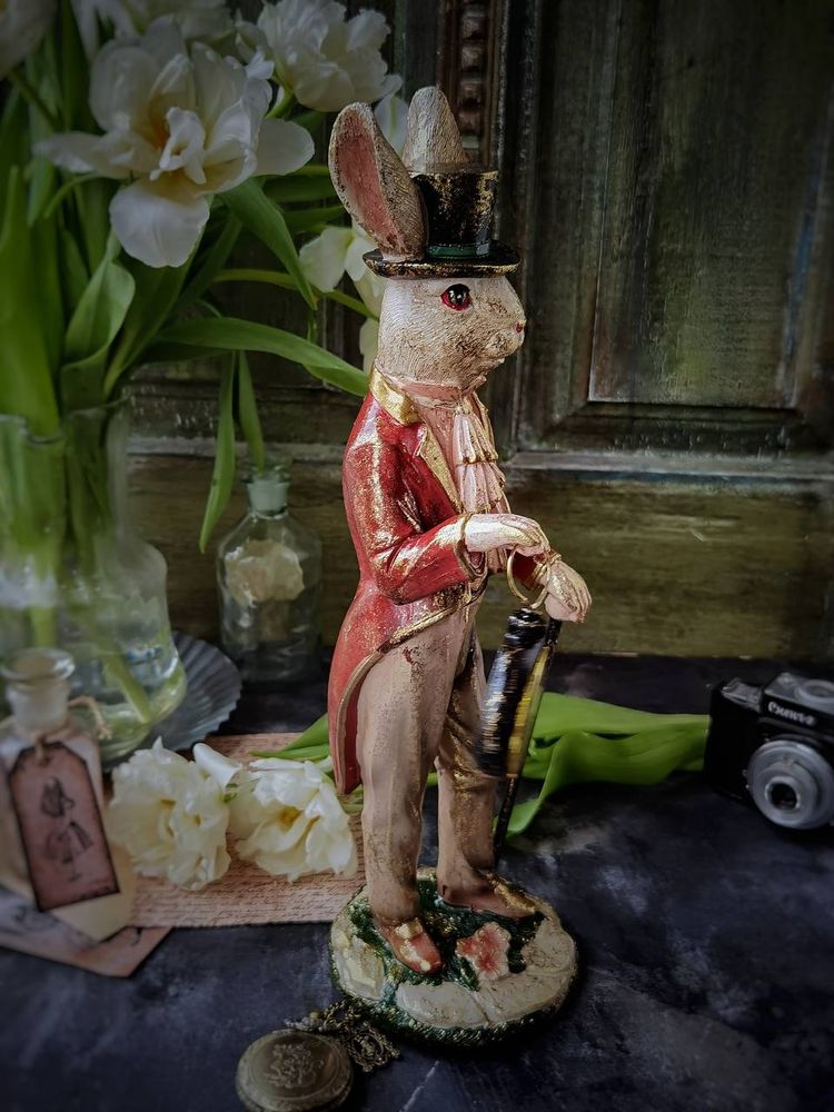 Фото Декоративна статуетка Кролик з палицею з годинником 38.5 см