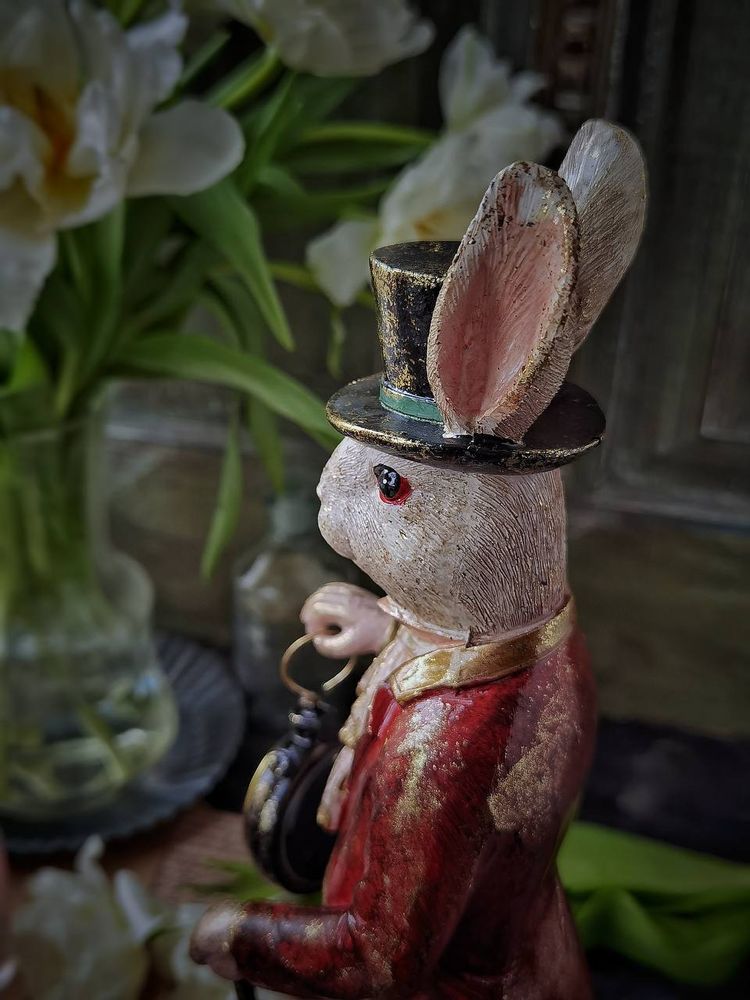 Фото Декоративная статуэтка Кролик с тростью и с часами 38.5 см