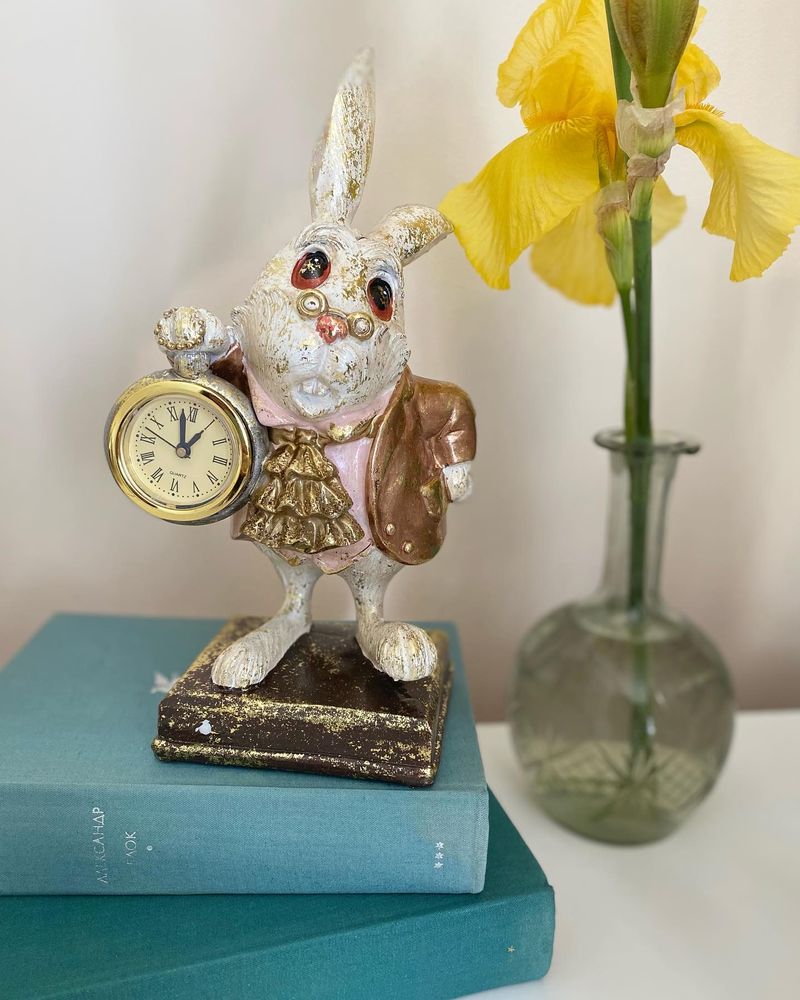 Фото Декоративна статуетка з годинником Білий Кролик 26см (419-121)