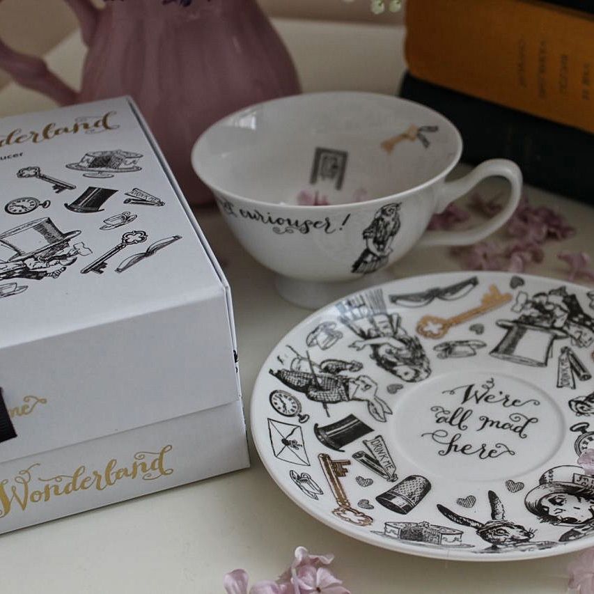 Фото Фарфоровая чашка та блюдце в подарочной упаковке Kitchen Craft Alice in Wonderland 210 мл