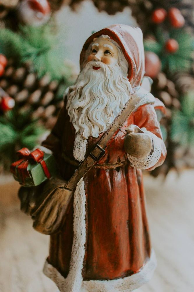 Фото Новогодняя фигурка Дед Мороз с подарком Campo 8,5x7xH17cm