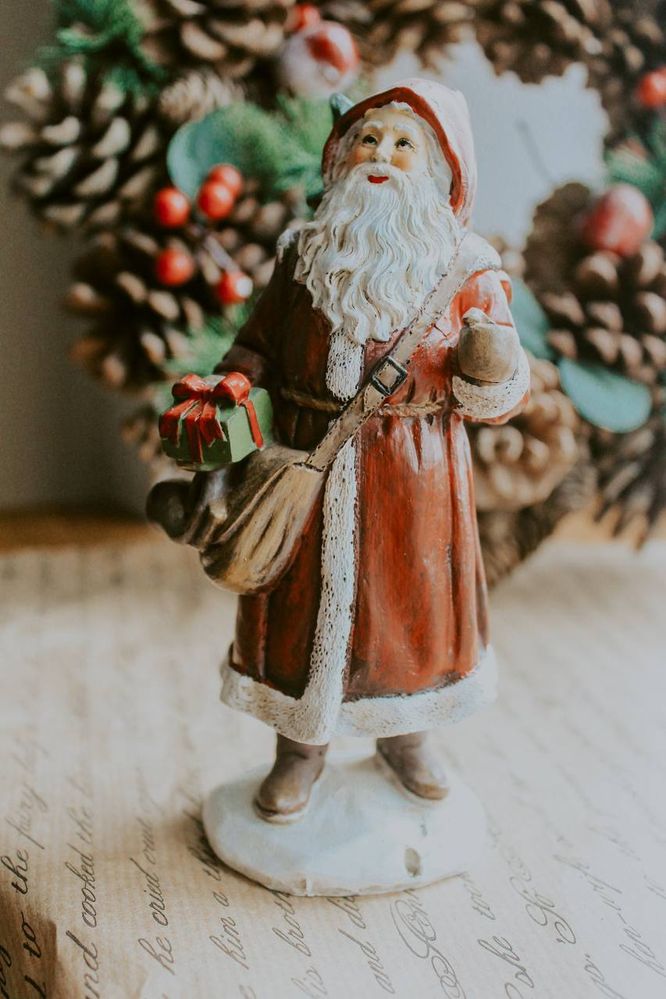 Фото Новогодняя фигурка Дед Мороз с подарком Campo 8,5x7xH17cm