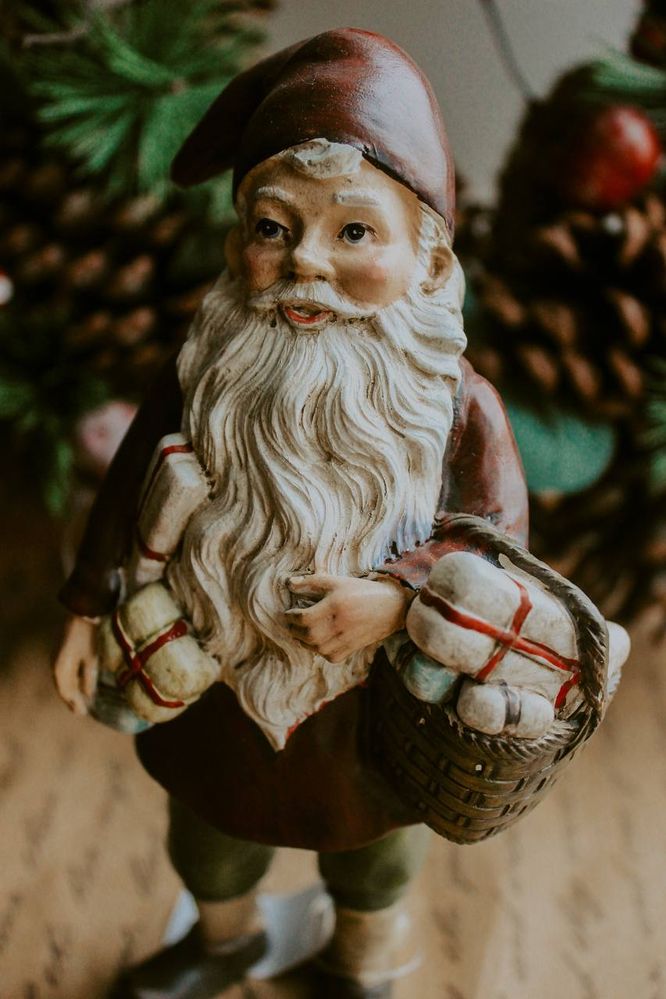 Фото Новогодняя фигурка под елку Exner Санта с подарками 9x6,5x18,2 cm Германия