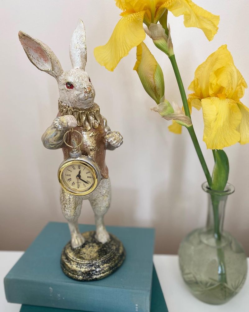 Фото Декоративная статуэтка с часами Белый кролик 34.5см