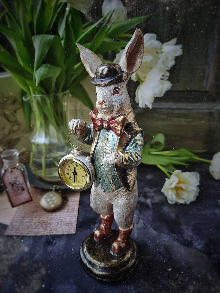 Фото Декоративная статуэтка с часами Белый кролик, 30 см (419-204)
